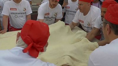 100 Pizzaioli backen die größte Pizza der Welt - mit 83 Kilo Mehl