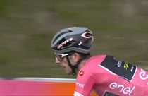 Rivais atacam e 'apertam' liderança de Simon Yates no Giro