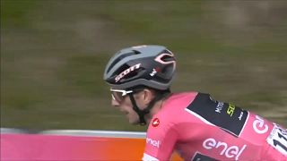 Rivais atacam e 'apertam' liderança de Simon Yates no Giro