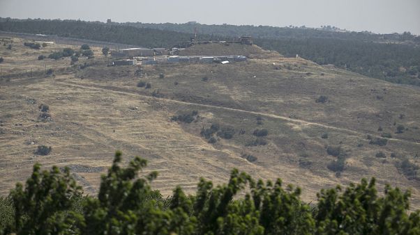 مستشفى ميداني إسرائيلي يطل على بلدة سورية عند خط الهدنة بين إسرائيل وسوريا مستشفى ميداني إسرائيلي يطل على بلدة سورية عند خط الهدنة بين إسرائيل وسوريا