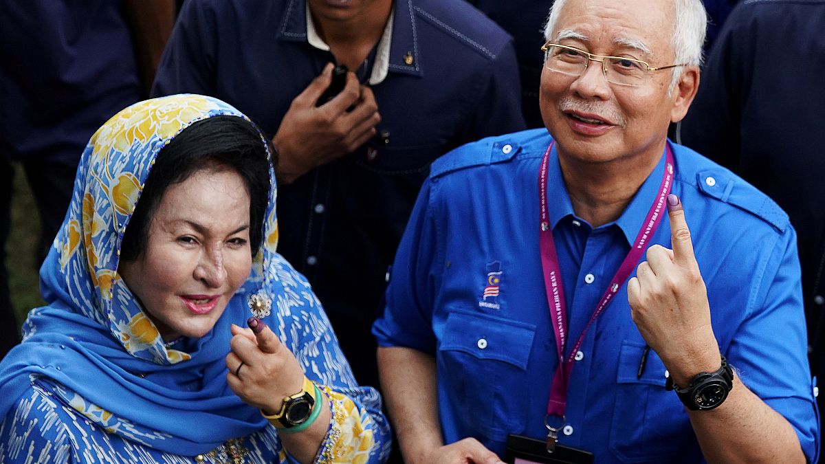 Pénzzel tömött táskákat találtak a malajziai ex-kormányfő gyerekeinél