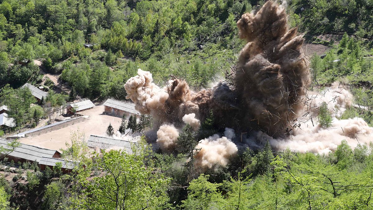 تفجير أنفاق في موقع "بونغي-ري" لإجراء التجارب النووية في كوريا الشمالية 