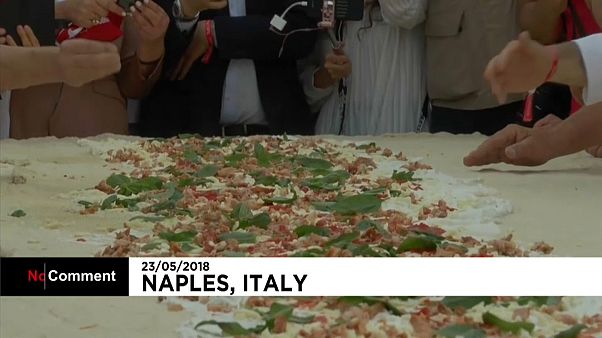 Le record de la plus longue pizza frite du monde battu à Naples Le record de la plus longue pizza frite du monde battu à Naples