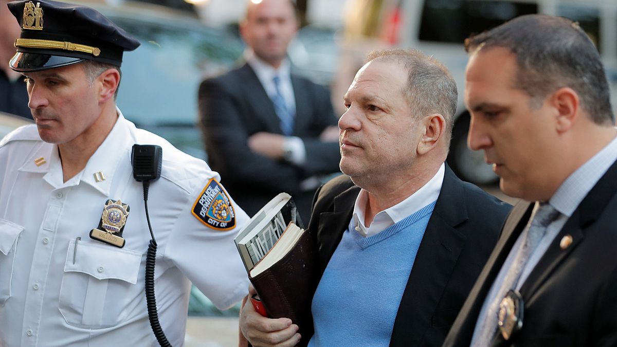 Weinstein si consegna: è accusato di stupro, cauzione milionaria