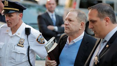 Weinstein si consegna: è accusato di stupro, cauzione milionaria