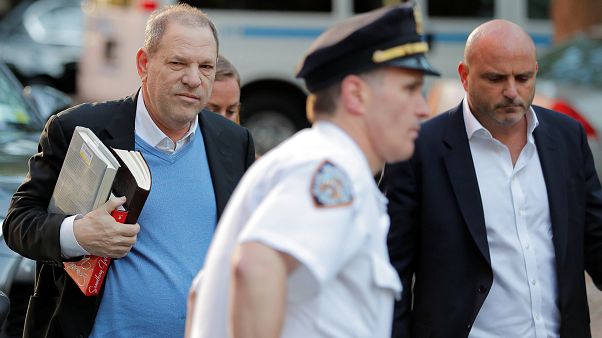 Frau führt Weinstein (66) ab, aber er kommt gegen 1 Mio Dollar Kaution frei Frau führt Weinstein (66) ab, aber er kommt gegen 1 Mio Dollar Kaution frei