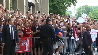 Los aficionados reciben al Real Madrid y al Liverpool a su llegada a Kiev