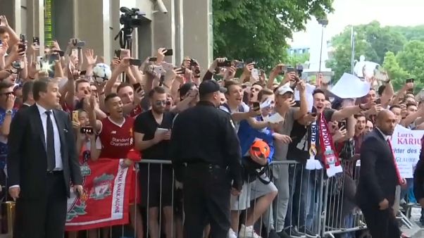 Los aficionados reciben al Real Madrid y al Liverpool a su llegada a Kiev Los aficionados reciben al Real Madrid y al Liverpool a su llegada a Kiev