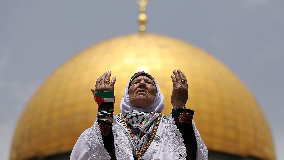 شاهد: حشود الفلسطينيين يؤدون صلاة الجمعة الثانية من رمضان في ثاني الحرمين الشريفين 