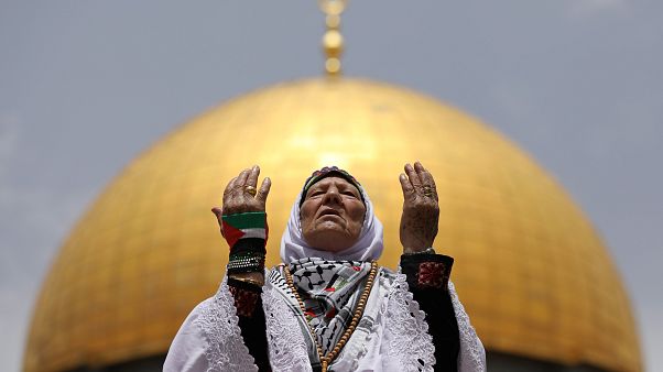 شاهد: حشود الفلسطينيين يؤدون صلاة الجمعة الثانية من رمضان في ثاني الحرمين الشريفين شاهد: حشود الفلسطينيين يؤدون صلاة الجمعة الثانية من رمضان في ثاني الحرمين الشريفين