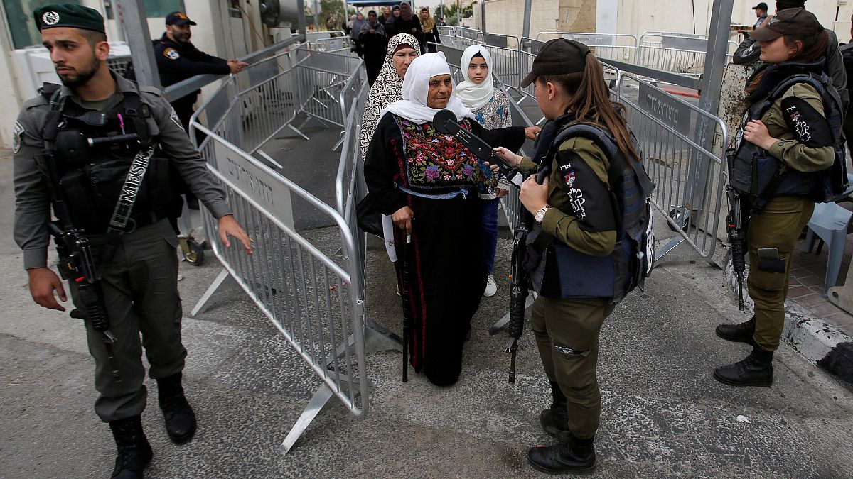سيدات فلسطينيات يتوجهن لأداء صلاة الجمعة 