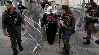 سيدات فلسطينيات يتوجهن لأداء صلاة الجمعة
