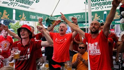 Adeptos do Liverpool celebram em Kiev
