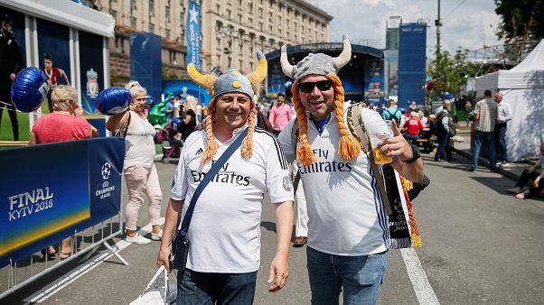 Conoce a los habitantes de Kiev ofreciendo sus sofás gratis a madridistas Conoce a los habitantes de Kiev ofreciendo sus sofás gratis a madridistas