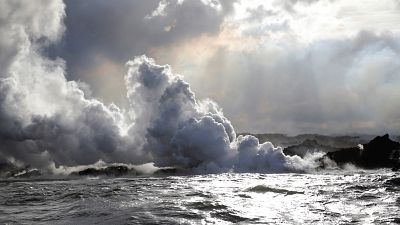 In Hawaii speit der Kilauea Lava in den Pazifik