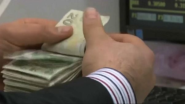 La caída de la lira pone en aprietos a Erdogan La caída de la lira pone en aprietos a Erdogan