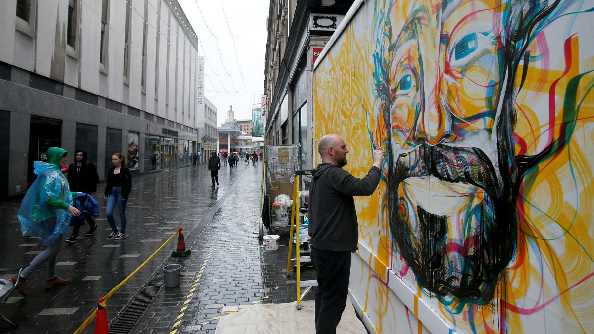 الرسام غاي مكنلي أثناء رسم لوحة جدارية لمحمد صلاح في ليفربول يوم الجمعة