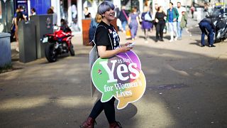 Iρλανδία: Ευρεία νίκη του «ναι» στις αμβλώσεις δείχνουν τα exit poll
