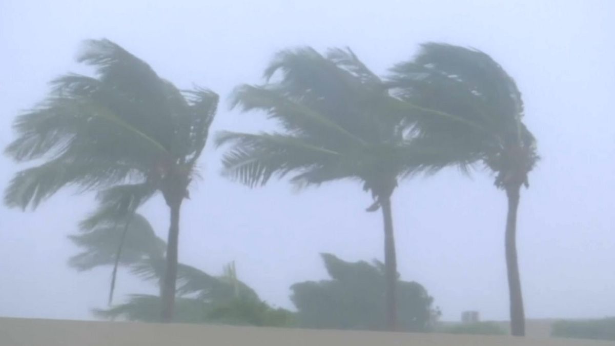 Cyclone batters Oman