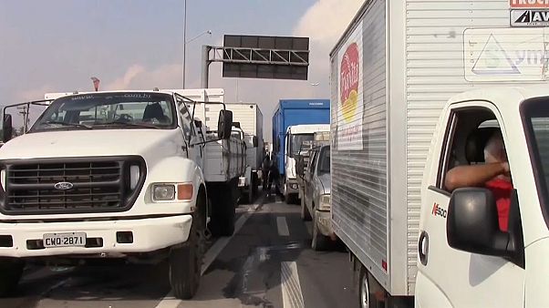Brasil envía al ejército para despejar las carreteras Brasil envía al ejército para despejar las carreteras