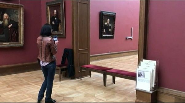 Un hombre daña en Moscú una famosa pintura Un hombre daña en Moscú una famosa pintura