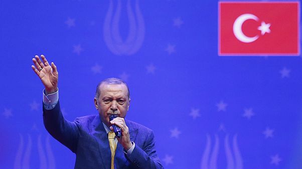 اردوغان: هرچه دلار و یورو زیر بالشت نگه داشتهاید را به لیر تبدیل کنید اردوغان: هرچه دلار و یورو زیر بالشت نگه داشتهاید را به لیر تبدیل کنید