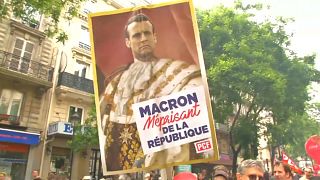 لافتة تظهر ماكون كملك أثناء مظاهرات في باريس