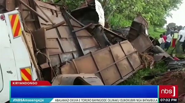 Ein Bus in Uganda liegt nach einem Unfall auf der Seite Ein Bus in Uganda liegt nach einem Unfall auf der Seite