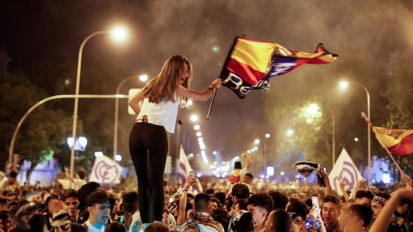 Real Madrid taraftarları şampiyonluğu kutladı Real Madrid taraftarları şampiyonluğu kutladı