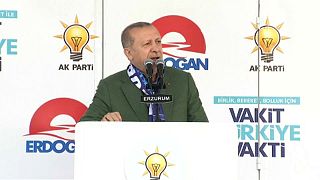 Erdogan: „váltsátok át lírára dollárban, euróban tartott pénzeteket”