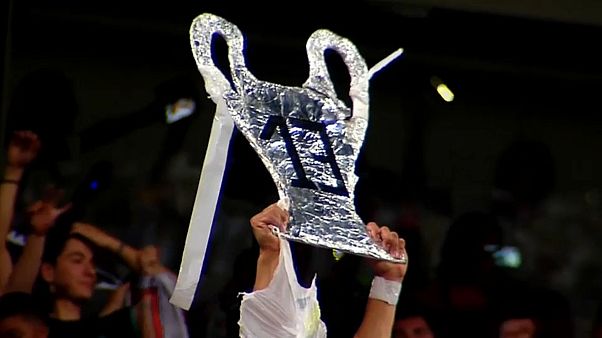 أحد مشجعي ريال مدريد يحتفل بالكأس رقم 13 على طريقته أحد مشجعي ريال مدريد يحتفل بالكأس رقم 13 على طريقته