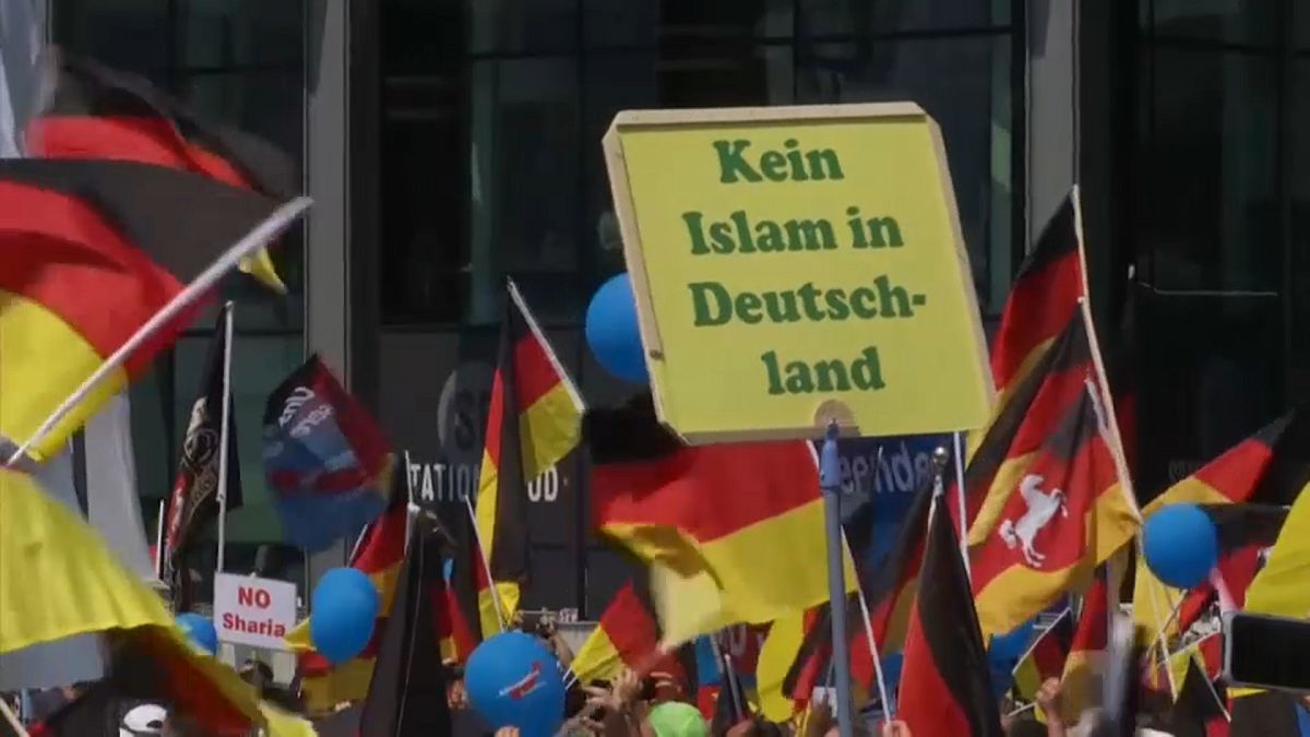 Etwa 25.000 Gegner und 5.000 AfD-Anhänger in Berlin