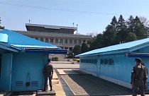 فريق أميركي يعبر خط الهدنة الفاصل بين الكوريتين 