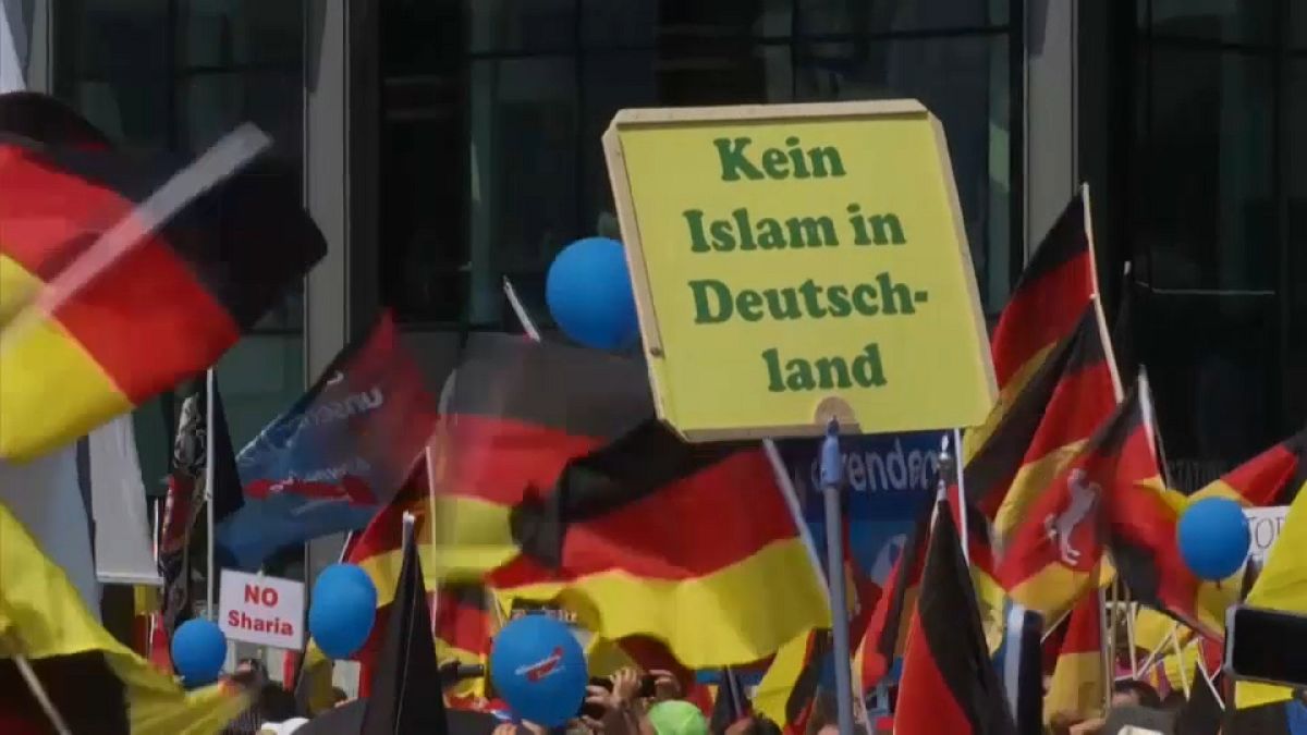Germania, i nazionalisti dell'AfD in marcia contro la Merkel