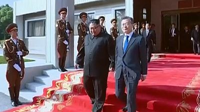 Divulgadas imagens do encontro entre líderes coreanos