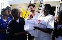 Mãe deu à luz bébé numa embarcação de resgate no Mediterrâneo