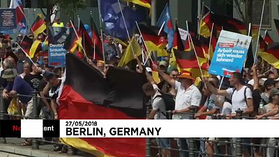Milhares saem à rua contra governo de Merkel