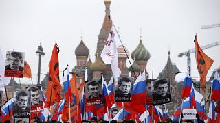 Eine Demonstration mit Nemzow-Plakaten