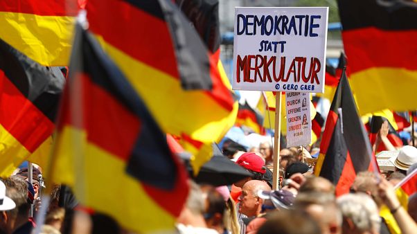 Extrême-droite et anti-racistes se font face à Berlin Extrême-droite et anti-racistes se font face à Berlin