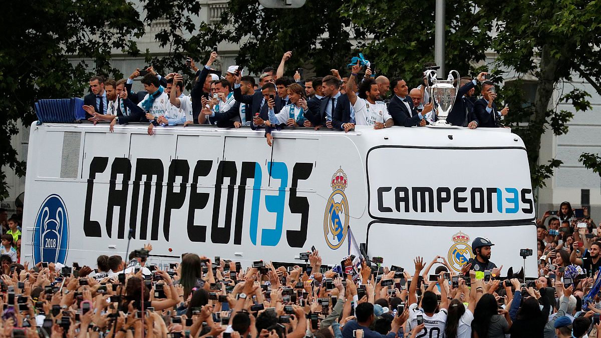 لاعبو ريال مدريد يحتفلون في شوارع العاصمة