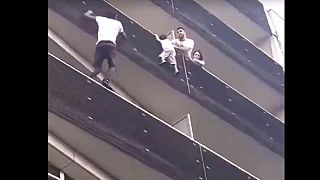 Ο «spiderman» που σκαρφάλωσε για να σώσει ένα παιδί