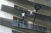 El "spiderman" de París  recibirá la nacionalidad e integrará los bomberos
