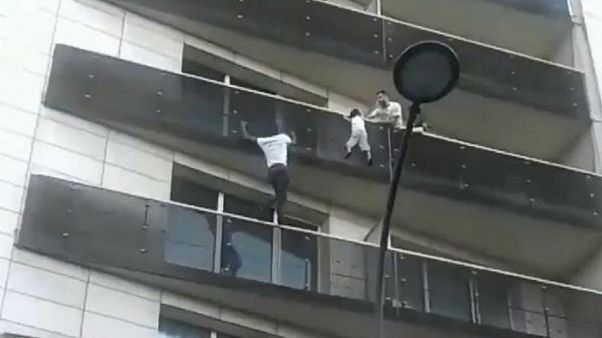 El "spiderman" de París recibirá la nacionalidad e integrará los bomberos El "spiderman" de París recibirá la nacionalidad e integrará los bomberos