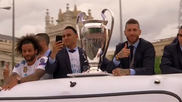 Real Madrid'de şampiyonluk kutlaması Real Madrid'de şampiyonluk kutlaması