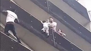 VIDEO: Lo "spiderman" di Parigi scala 4 piani e salva il bambino