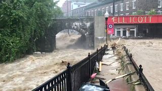 Maryland: Sturzflut reißt Autos mit