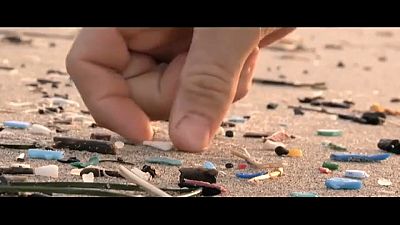 استبدال القش البلاستيكي أول خطوات تنظيف البيئة على سواحل يونانية
