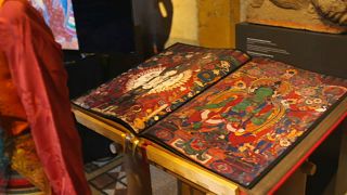 Фотограф спасает фрески Тибета