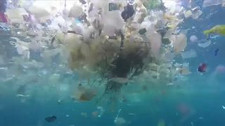 Plástico no mar ou oceano