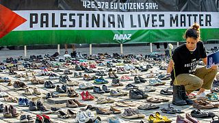 چیدمان ۴۵۰۰ جفت کفش به یاد کشته‌شدگان فلسطینی در مقر اتحادیه اروپا